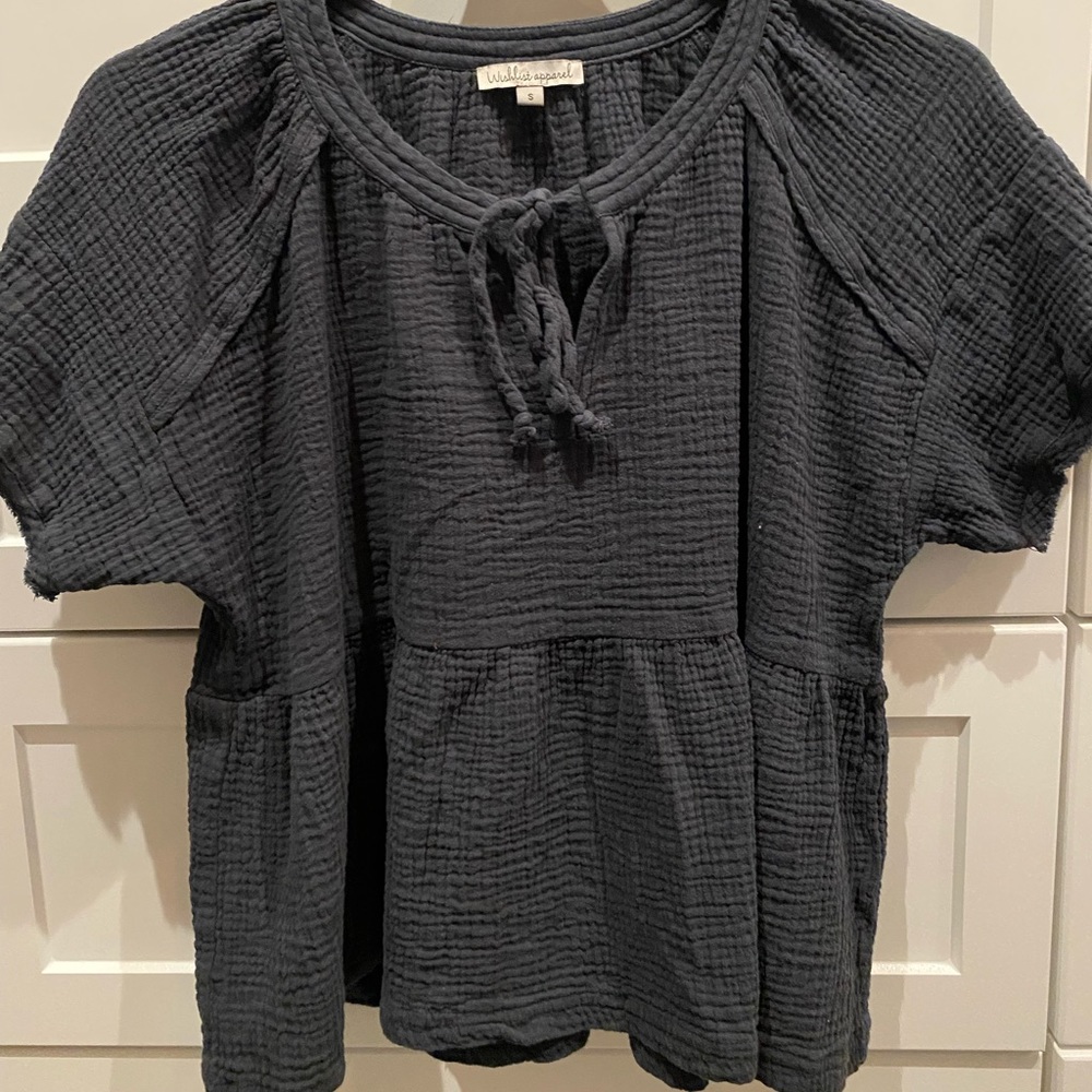 Cute gray top! Size small.